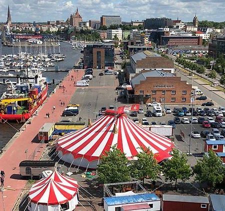 Circus Fantasia Росток Екстериор снимка